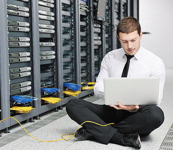 数字时代的无形战场 数据入侵与计算机网络服务的挑战